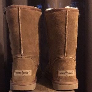 MINNETONKA “Olympia” fleece boot size 8.